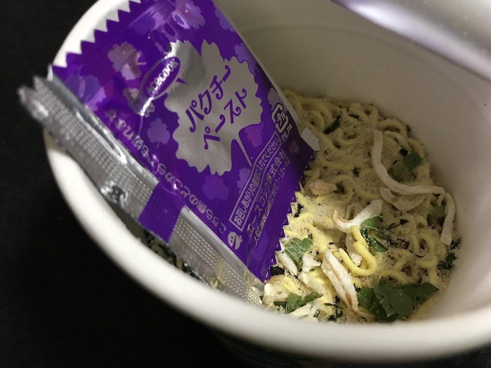 パクパクパクチー鶏しおヌードル　中身