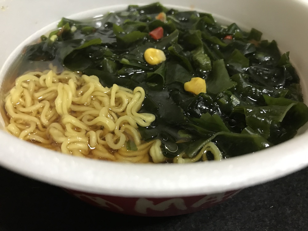 ペヤング　わかめMAXラーメン醤油　出来上がり