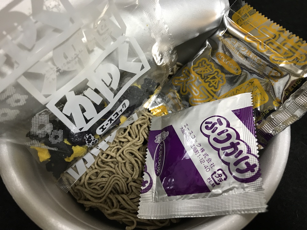エースコック　わかめ　本鰹つゆそば 中身