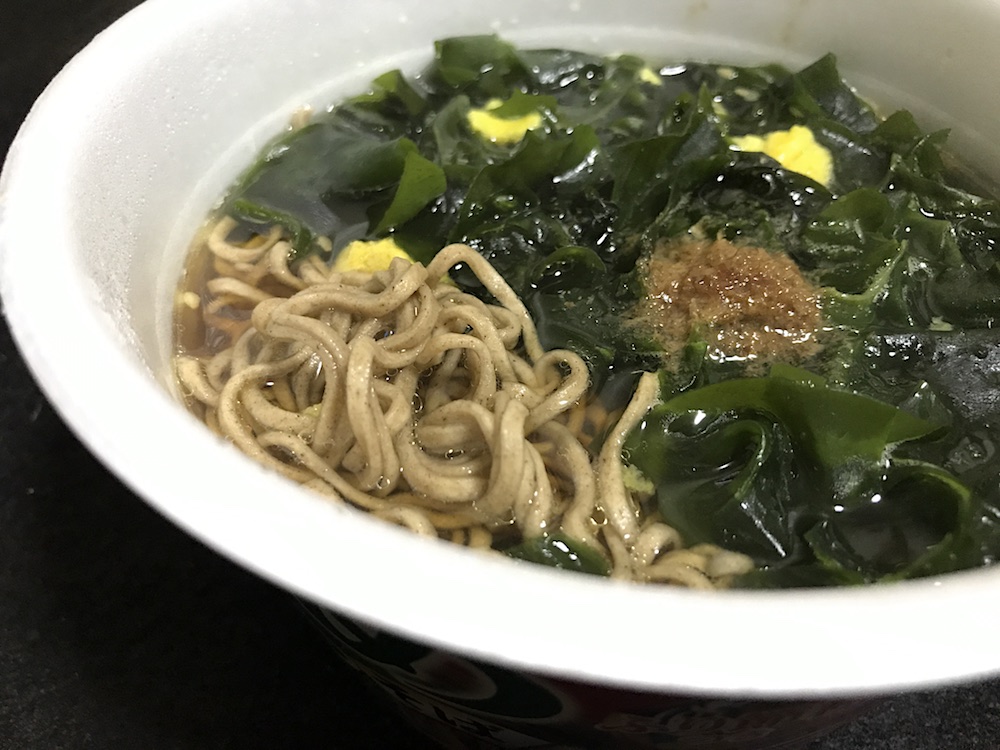 エースコック　わかめ　本鰹つゆそば 出来上がり