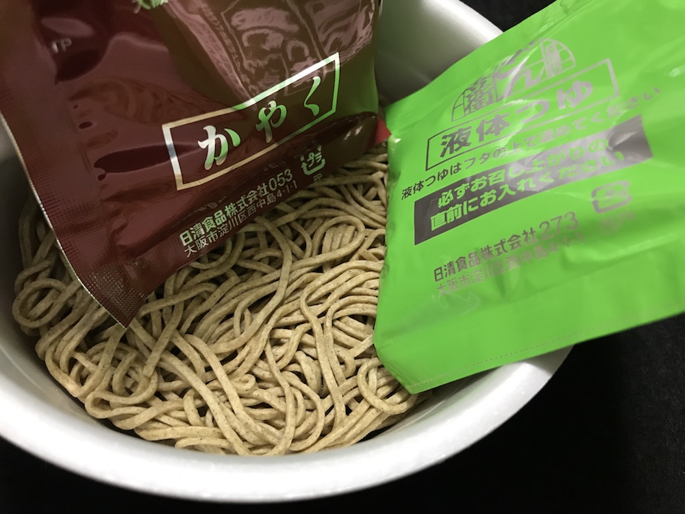 どん兵衛　ラー油香る鴨だしねぎ太そば 中身