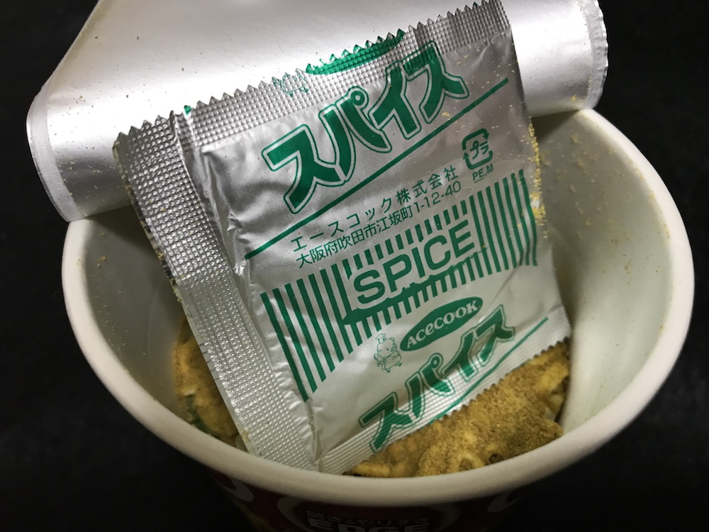 EDGE 辛節かけすぎカレーうどん 中身