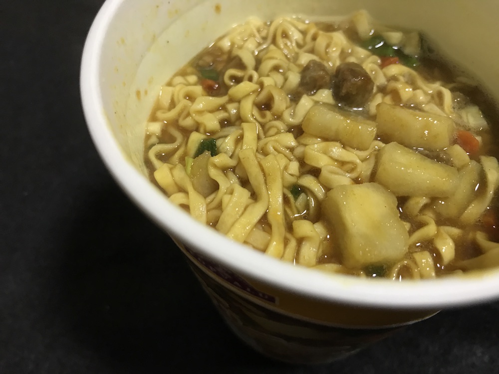 トップバリュ　ヌードルカレー 出来上がり
