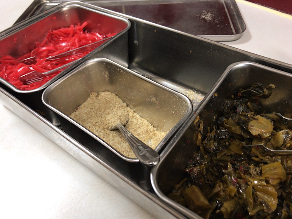 駅前ラーメン ビック・ワン 机上の金属容器