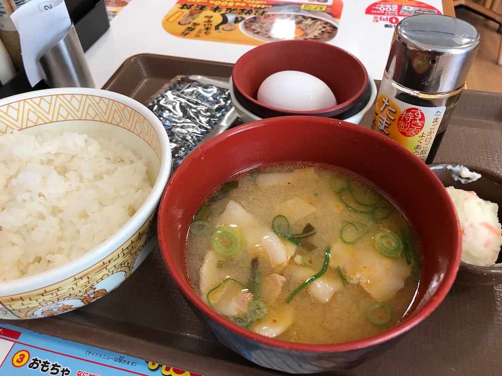すき家 とん汁たまかけ朝食 懐かしく思う日が さがの日々