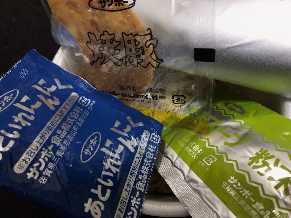 サンポー 焼豚ラーメンにんにくとんこつ味 中身