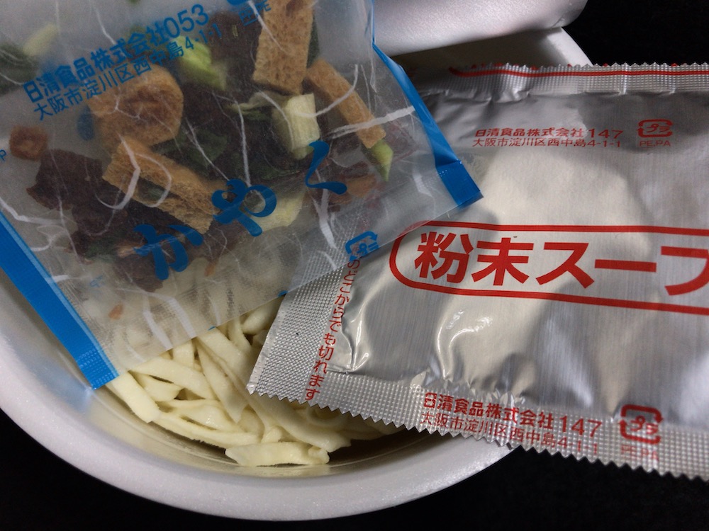 どん兵衛スパイシー豚カレーうどん 中身