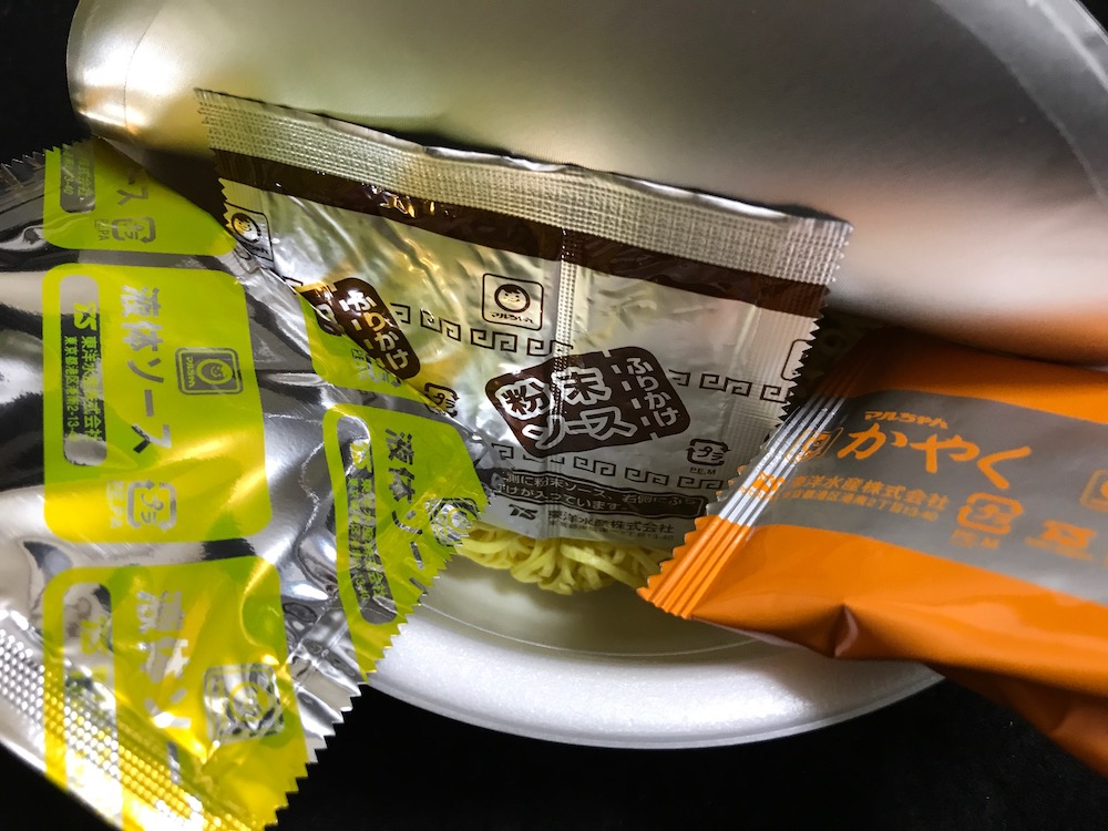 マルちゃん正麺カップ　焼きそば　中身