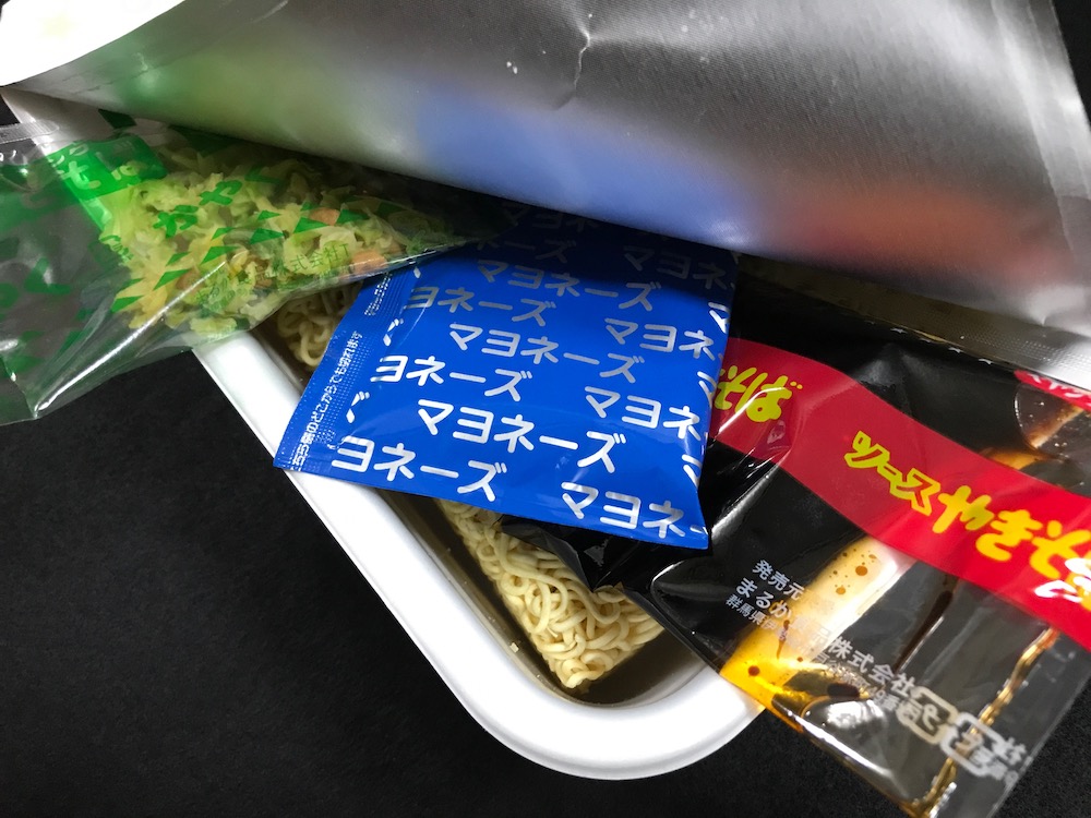 ペヤング ソースやきそば超超超大盛GIGAMAX 中身