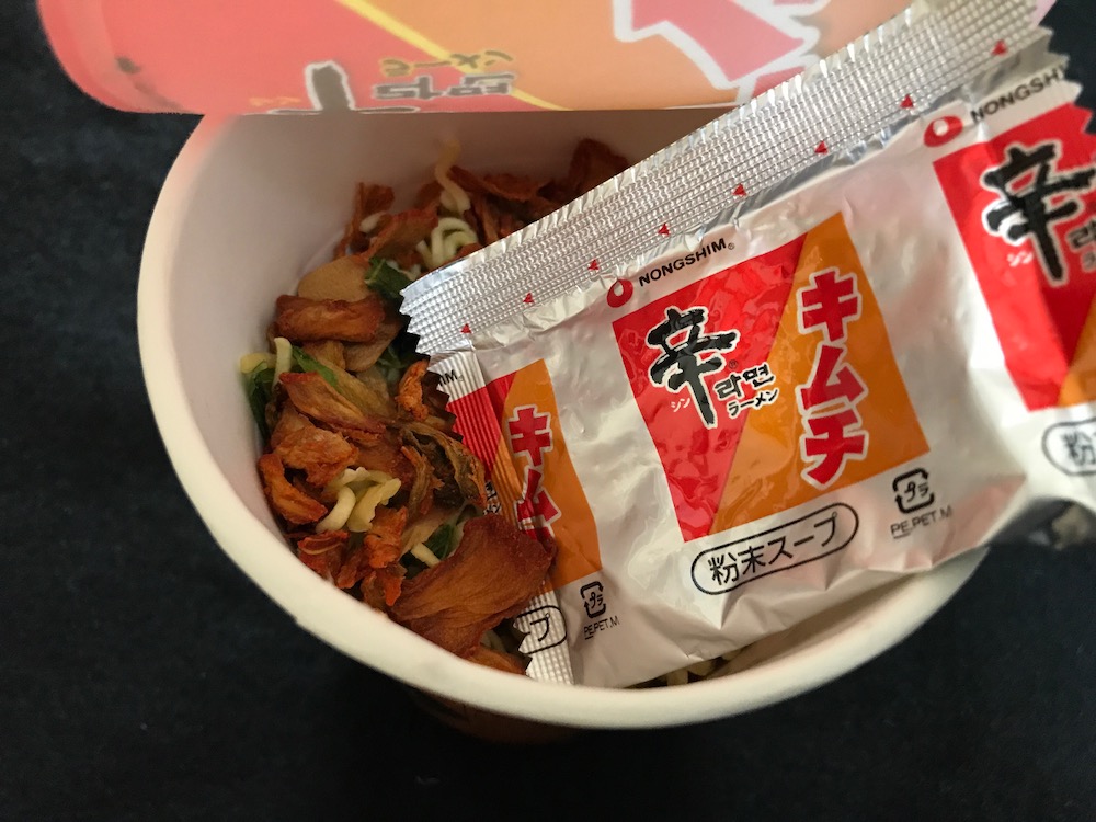 辛ラーメンキムチカップ　中身