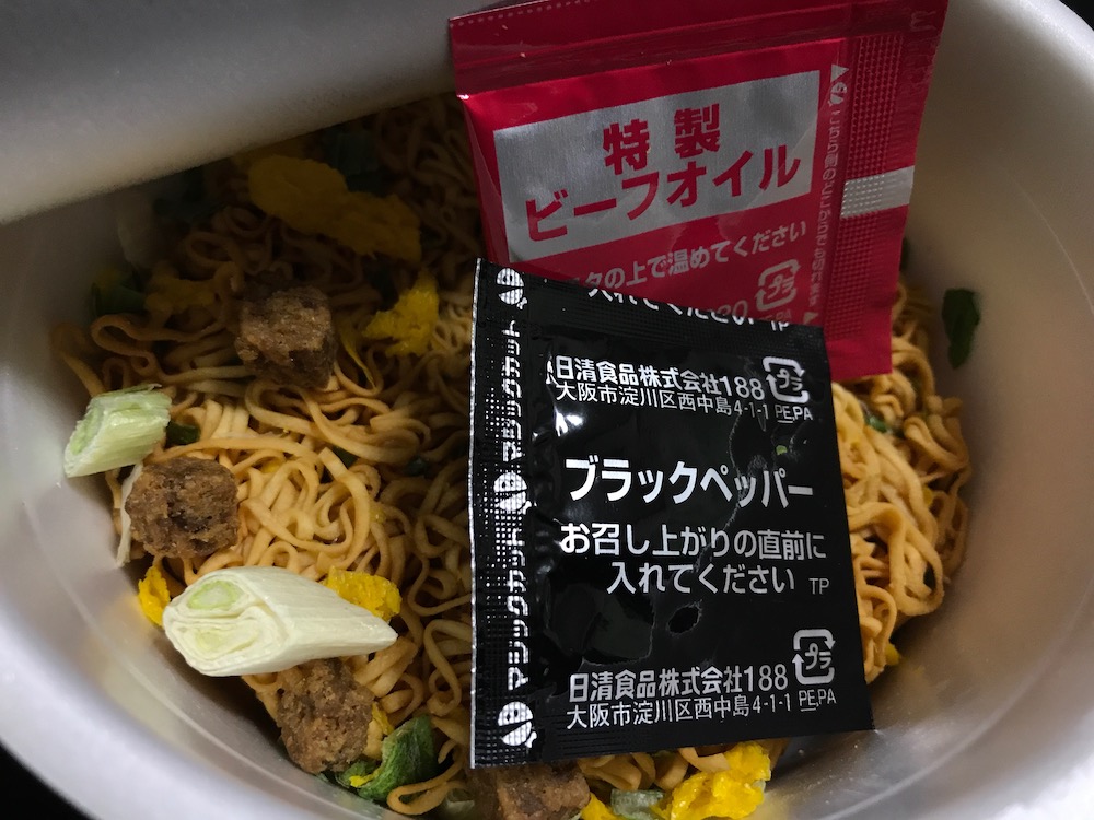 チキンラーメンどんぶり  　チキぎゅー鶏ガラペッパービーフ味　中身