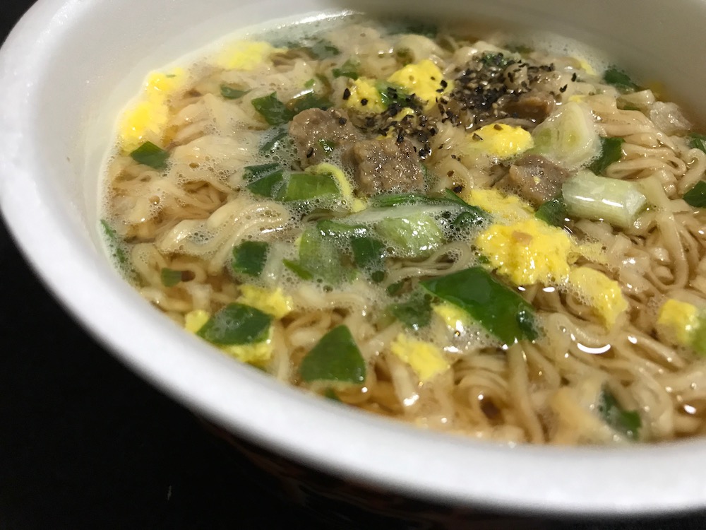 チキンラーメンどんぶり  　チキぎゅー鶏ガラペッパービーフ味　出来上がり