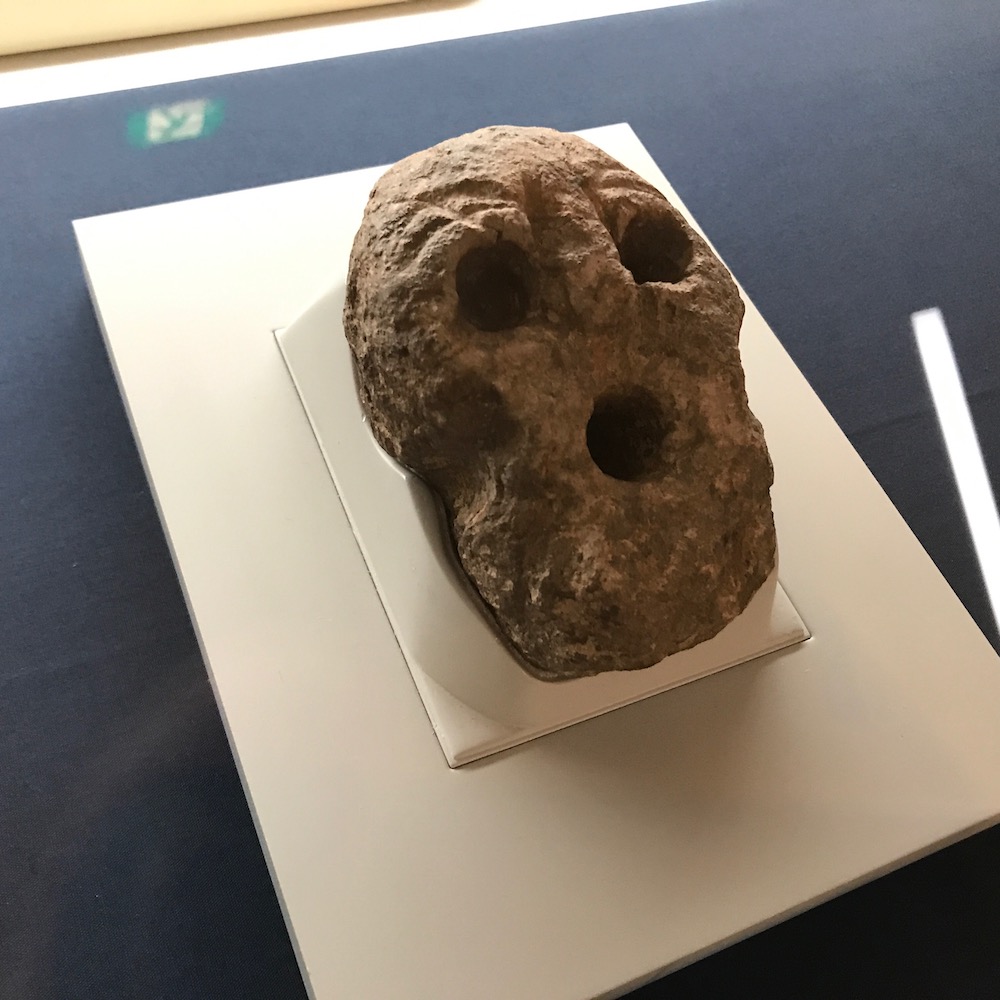 原の辻遺跡出土　人面石