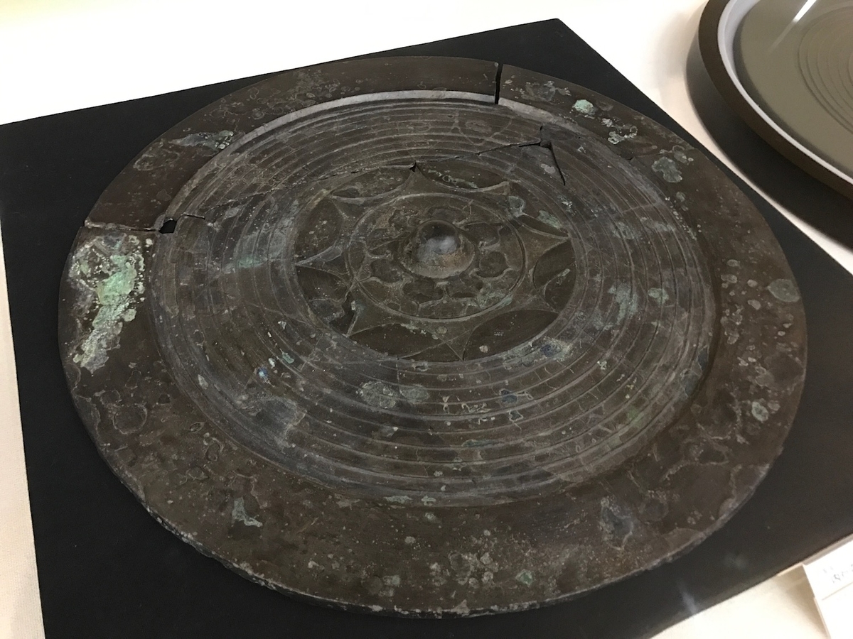 平原王墓　大型内行花文鏡