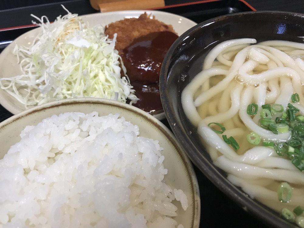 人力うどん　メンチカツうどんセット