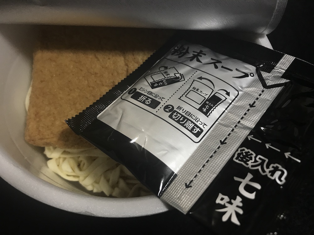 日清どん兵衛きつねうどんソルトオフ　中身