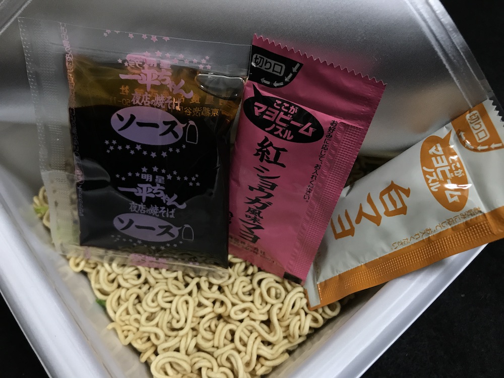 明星一平ちゃん夜店の焼そば大盛紅白Wマヨ　中身