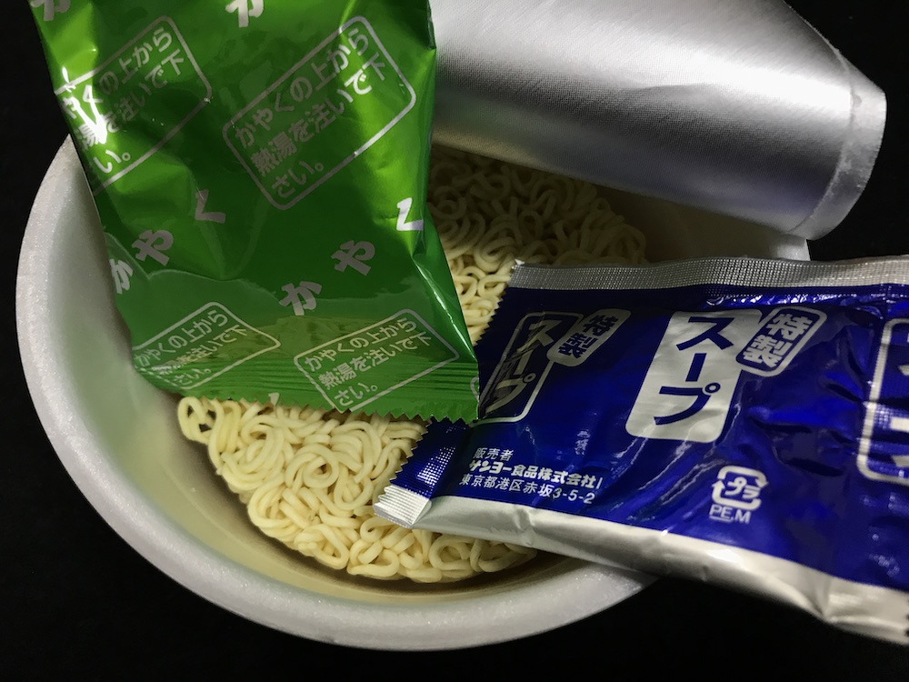 サッポロ一番みそラーメンどんぶり 加賀味噌使用ねぎみそ風 中身