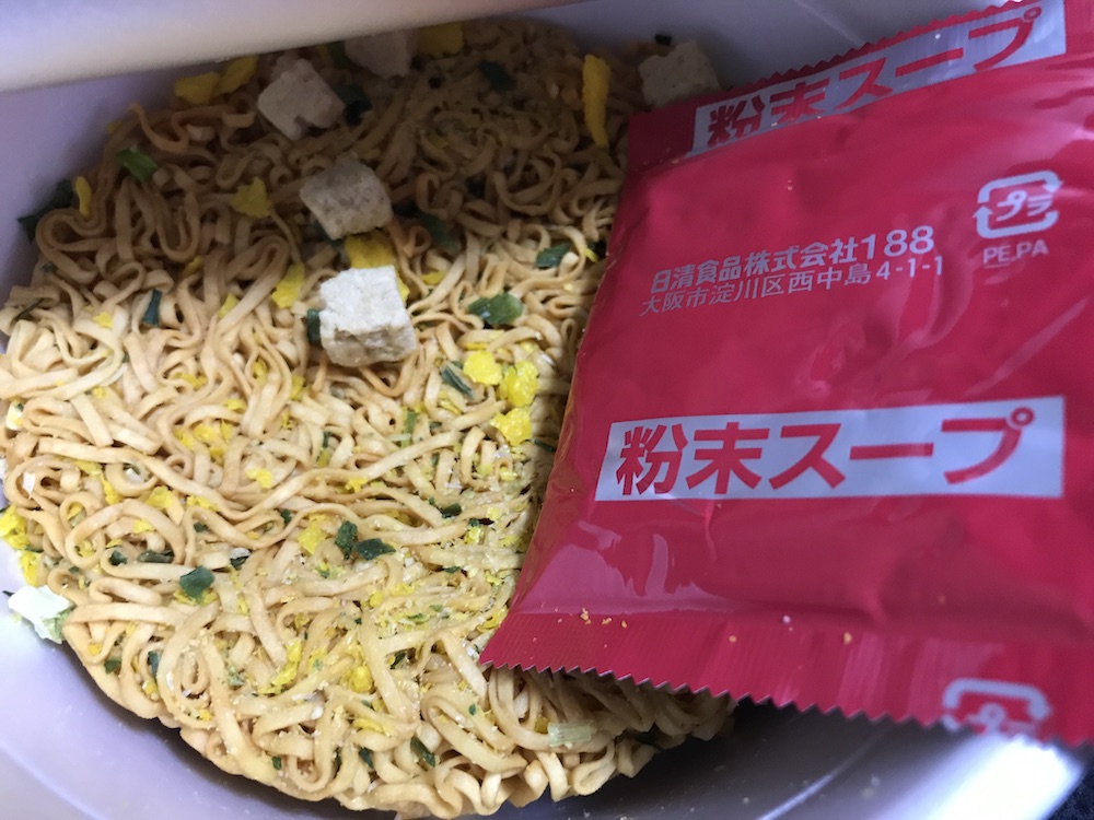 チキンラーメンどんぶりスパイシーカレー　中身