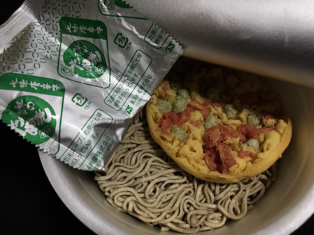 マルちゃん緑のたぬき天そば　ホークス応援パッケージ　中身