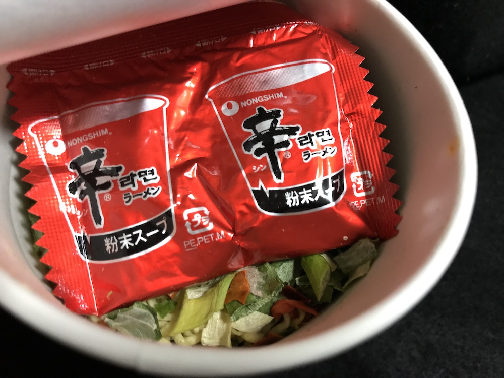 辛ラーメンカップ　中身