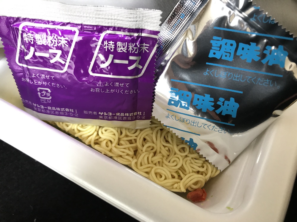 サンヨー やまとの味カレー 焼きそば　中身