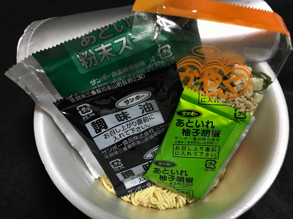 博多華味鳥監修　博多極上鶏白湯ソバ　中身
