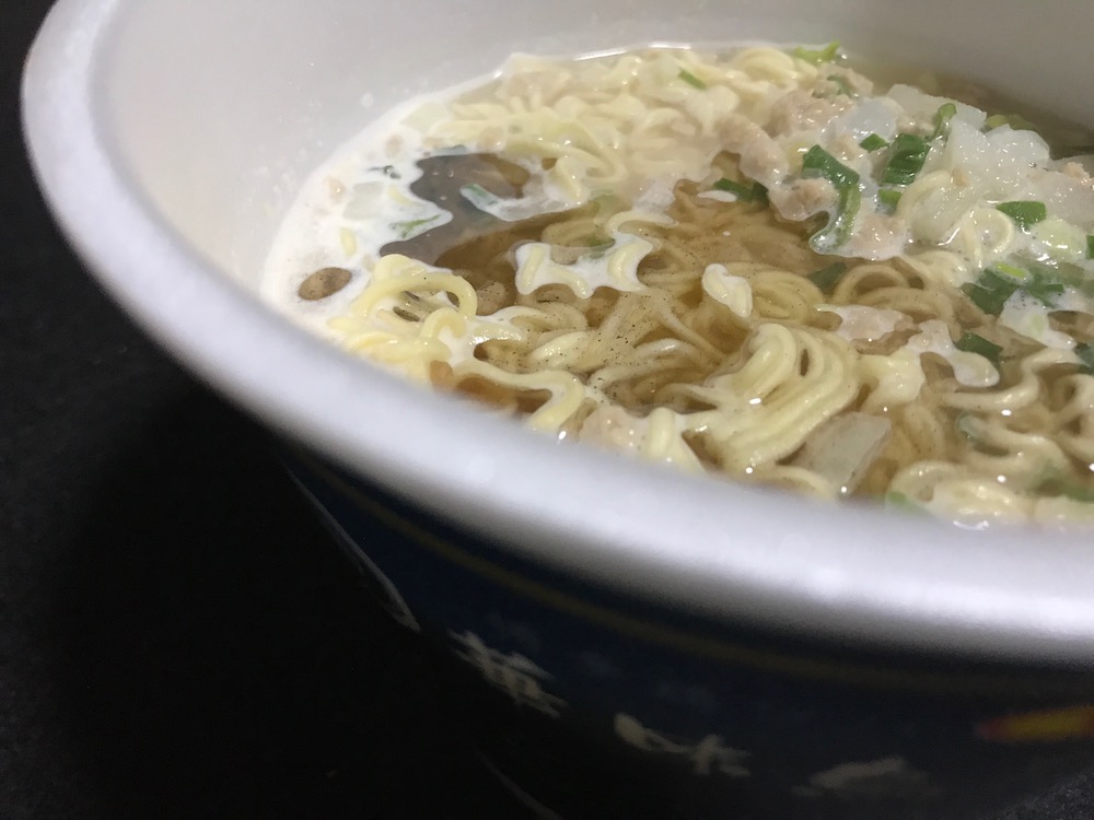 博多華味鳥監修　博多極上鶏白湯ソバ　出来上がり