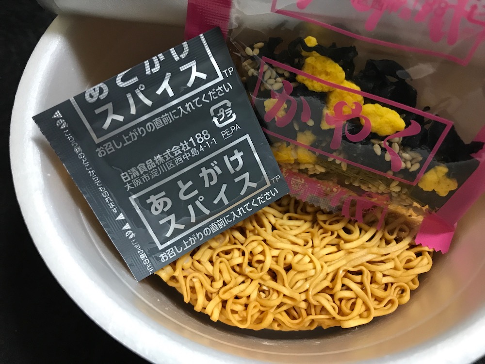 チキンラーメンどんぶり わかめ　中身