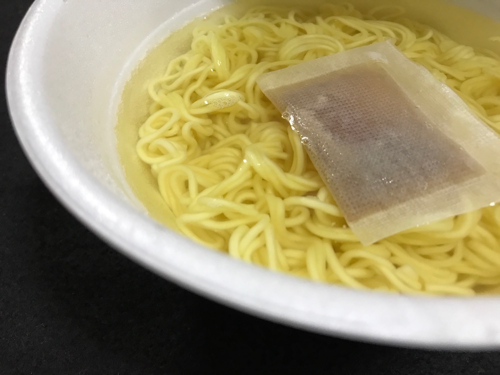 明星 麺とスープだけ 黄金鶏油中華そば　だしパック入り