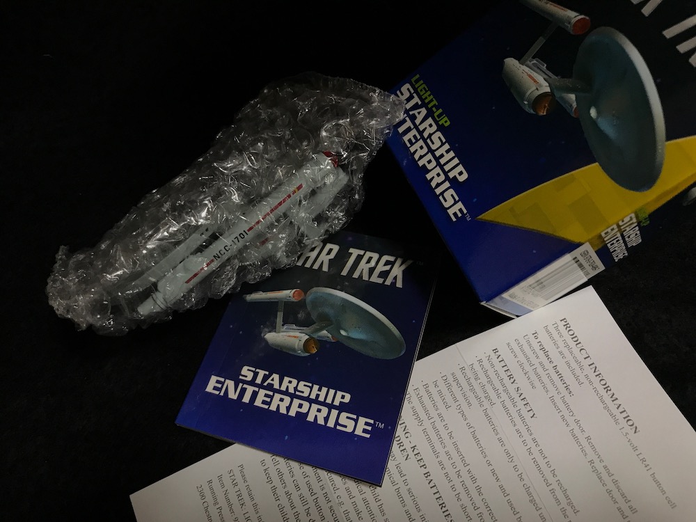 Star Trek: Light-Up Starship Enterprise　中身