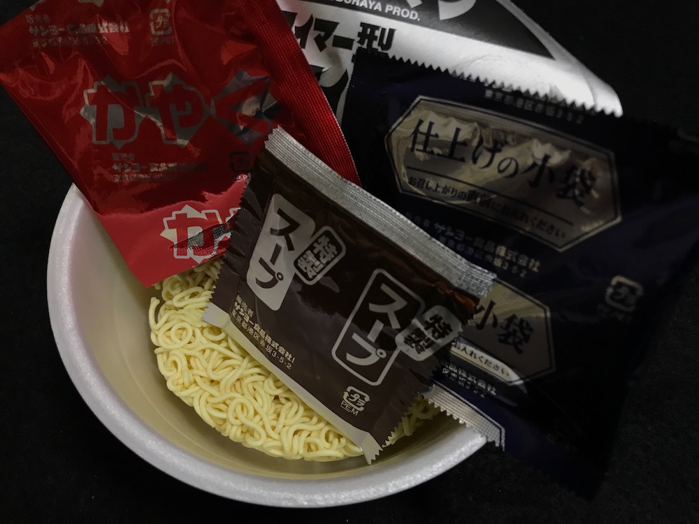 サッポロ一番塩らーめんどんぶり　切り胡麻3倍付きウルトラマンパッケージ　中身