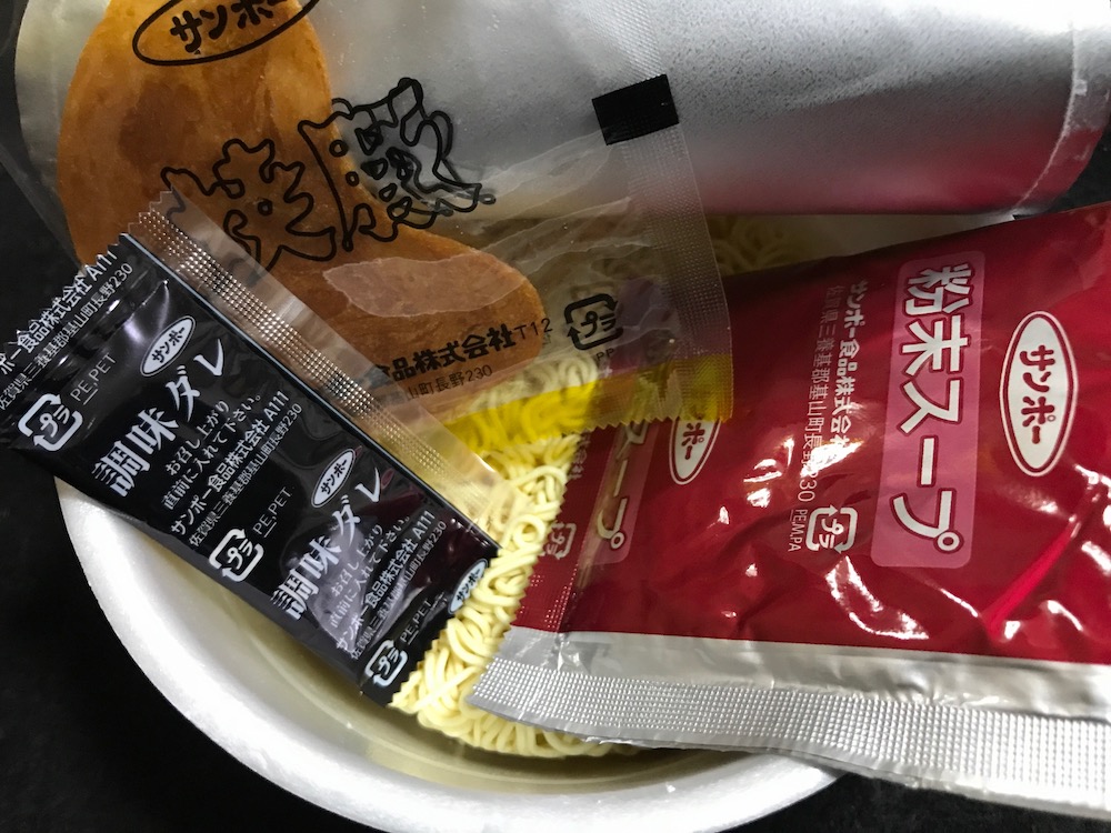 焼豚ラーメン 博多辛ダレとんこつ　中身