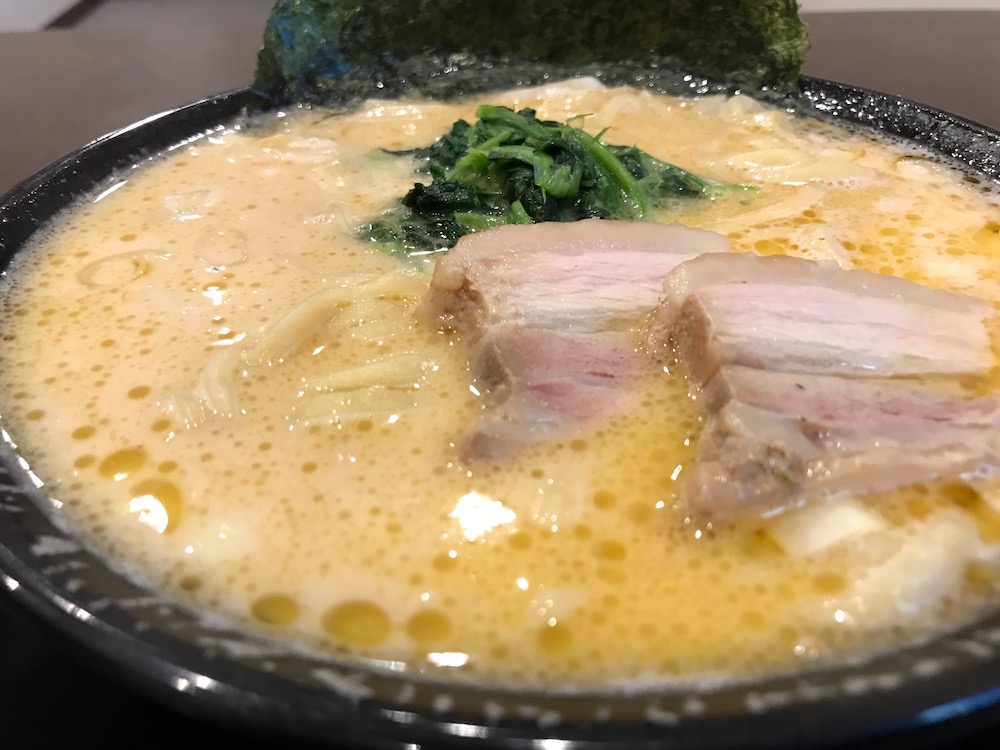 横浜家系ラーメン龍馬家大財店　ラーメン　中太麺