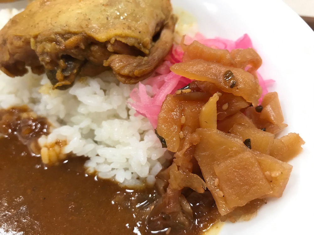 すき家 ほろほろチキンカレー 福神漬けとレッドオニオンの甘酢和え