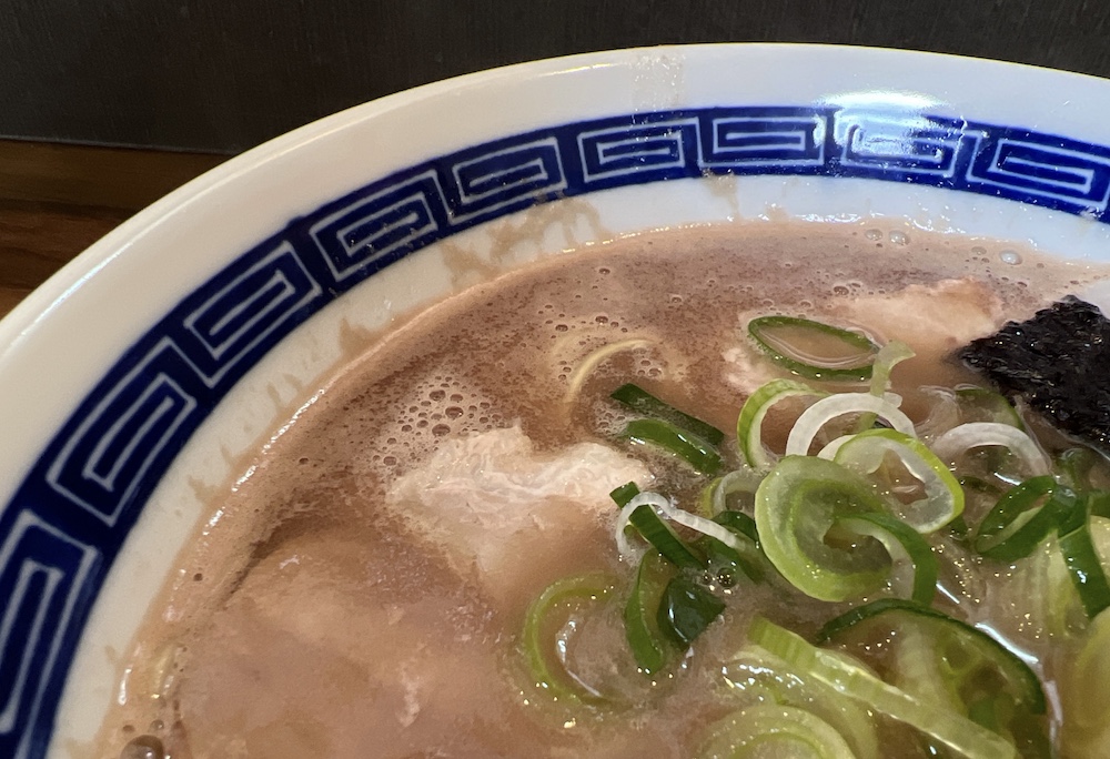 麺屋ぷいぷい　ラーメン　スープ　赤褐色