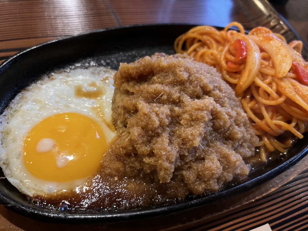 美濃源 和風ハンバーグ、目玉焼き、ナポリタン