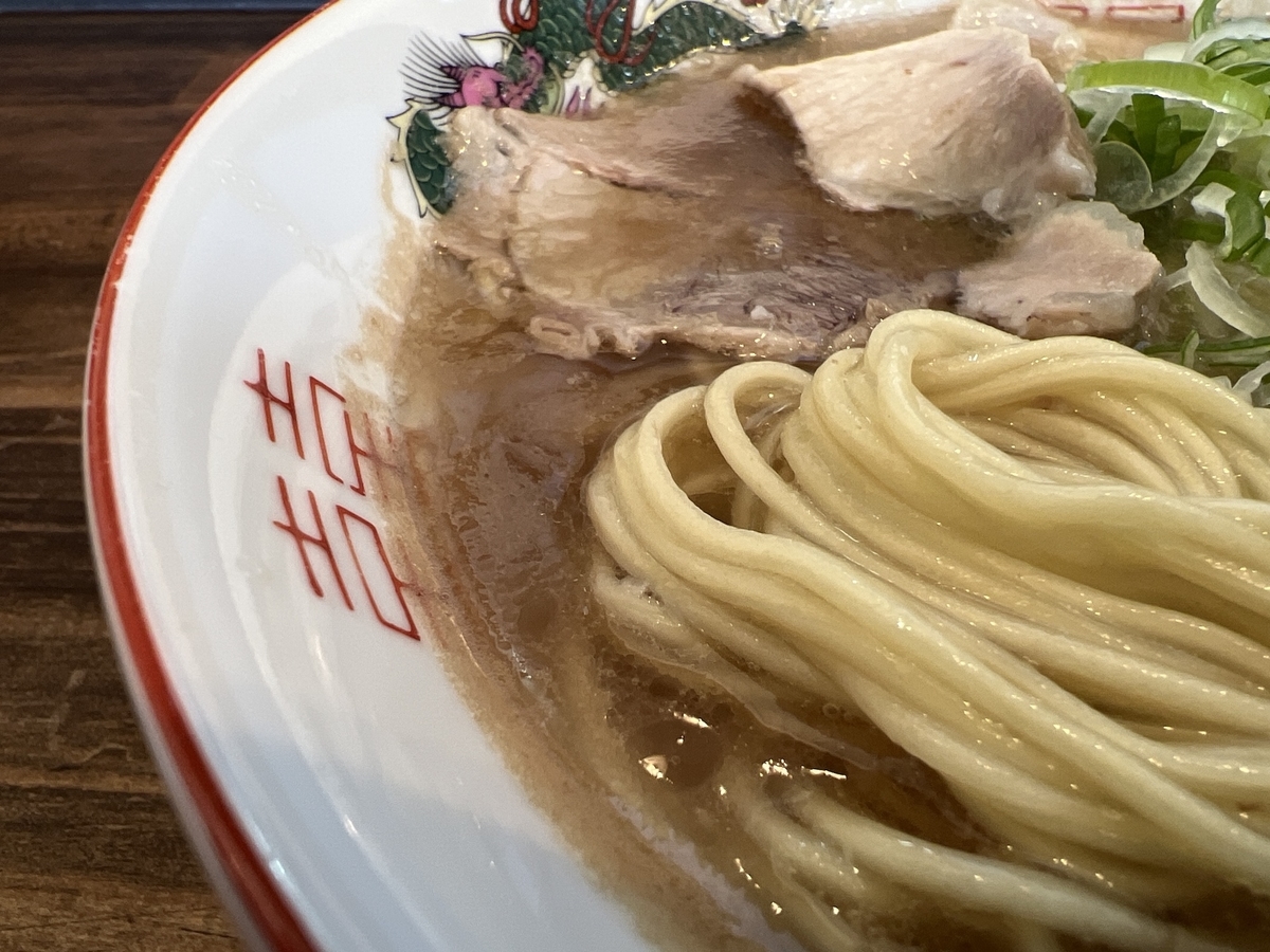 麺屋ぷいぷい　ラーメン　麺とチャーシュー