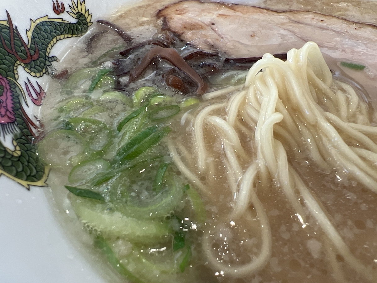 ドラゴンラーメン大財店　ラーメン　麺　背脂