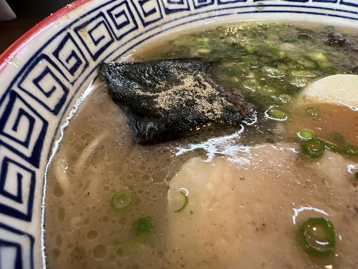 菊池拉麺専門店 桂仙らーめん　海苔の上の胡椒