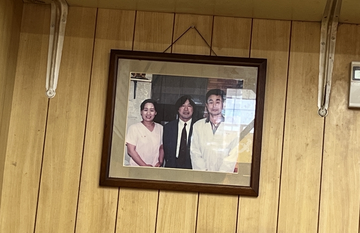 大峰ラーメン　武田鉄矢氏来店記念写真
