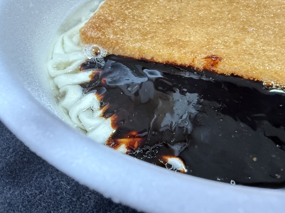 日清のBLACKどん兵衛 黒きつねうどん 粗挽き黒胡椒と濃厚黒醤油スープ　スープ