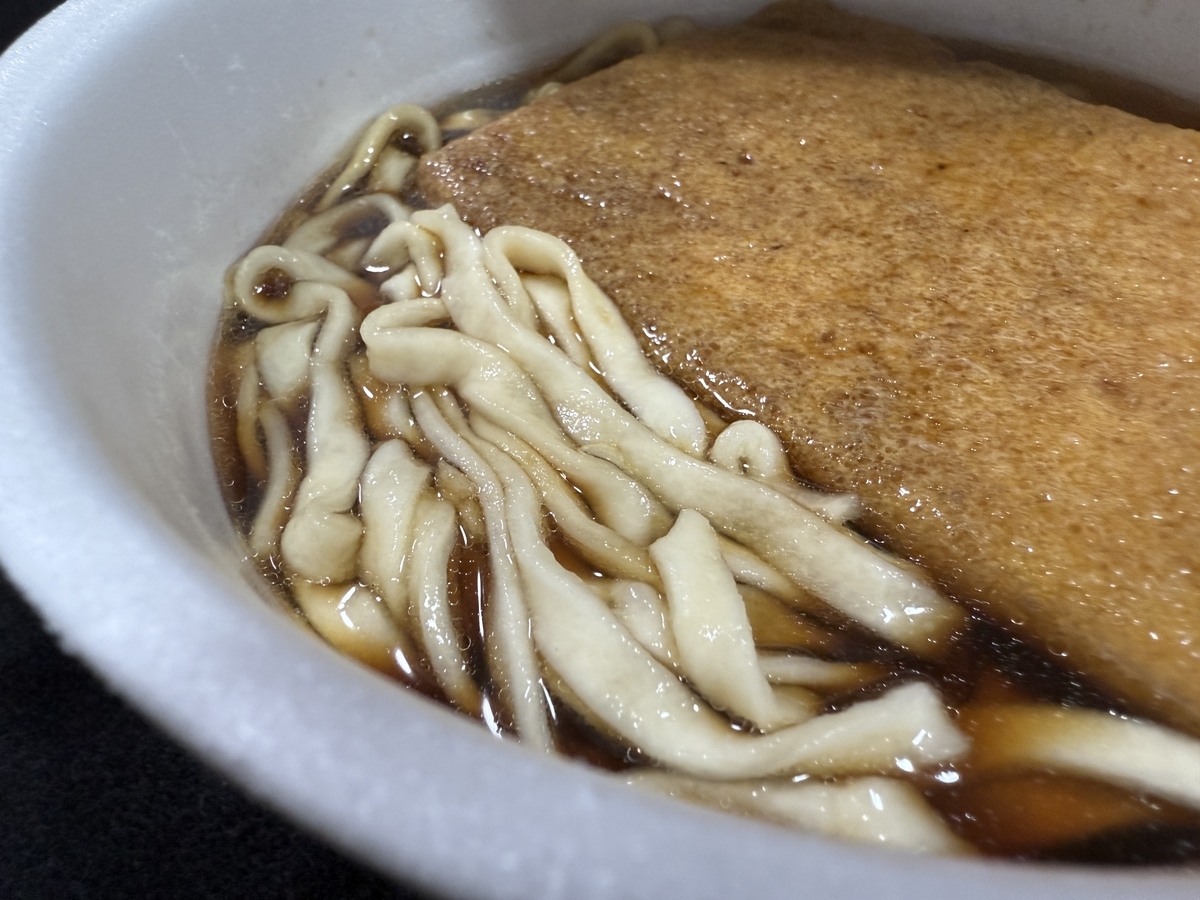日清のBLACKどん兵衛 黒きつねうどん 粗挽き黒胡椒と濃厚黒醤油スープ　出来上がり