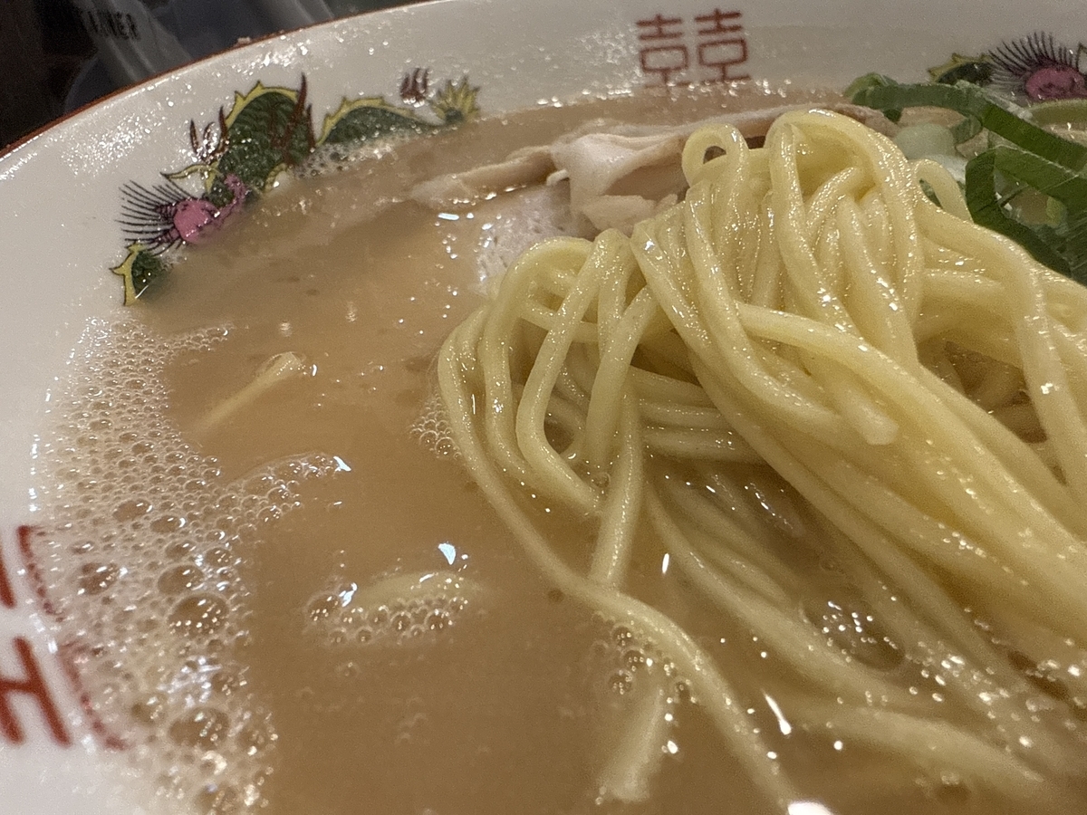 長浜ラーメン三吉　リニューアル　ラーメン　800円　麺