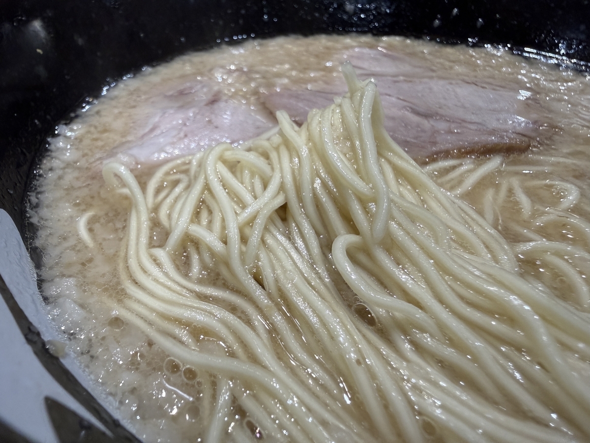 らーめん八六　こってりらーめん　麺