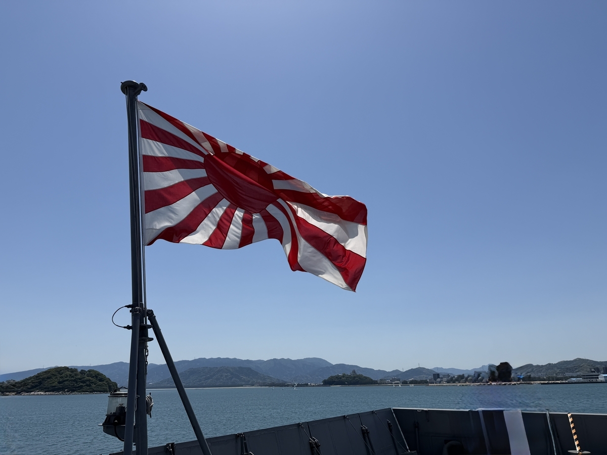 海上自衛隊護衛艦のしろ　日章旗と唐津城