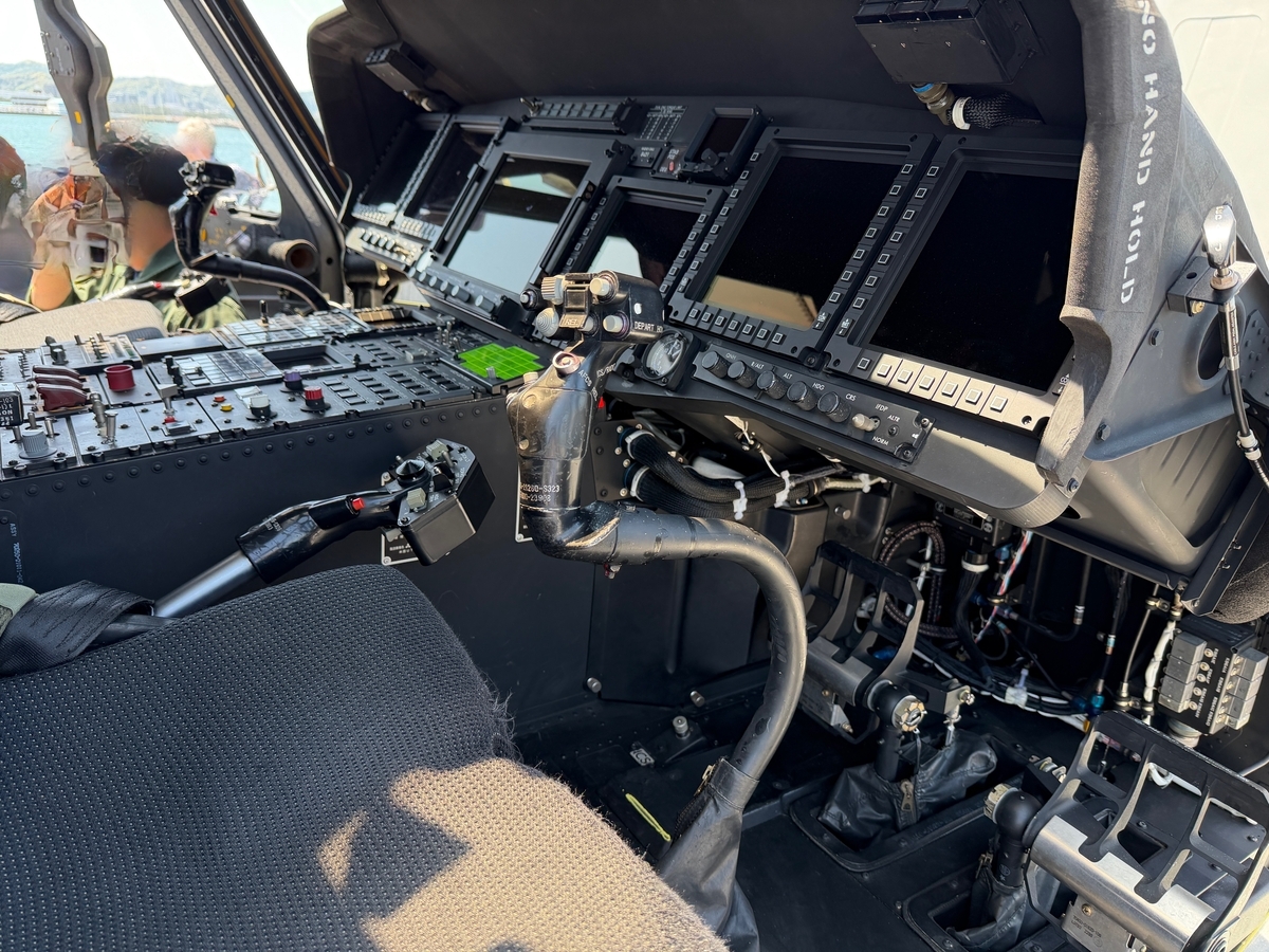 護衛艦　のしろ　SH-60K　操縦席