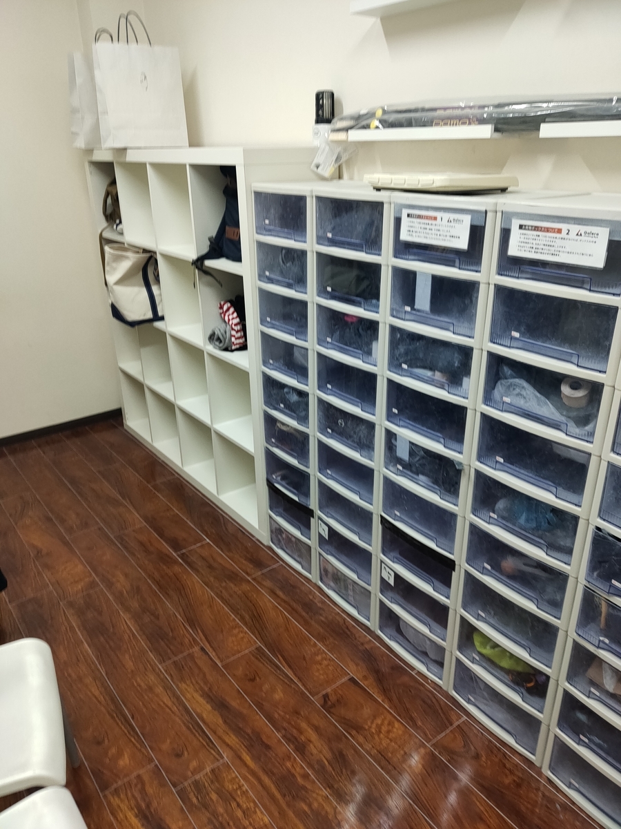 常連用？シューズやチョークバッグを入れる棚
