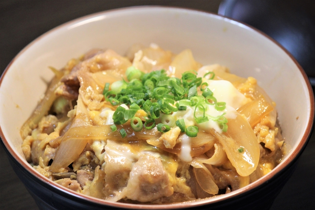 【簡単】手早く作れて片付けも楽！卵でフワッと包んだ豚とじ丼のレシピ ヒサログ