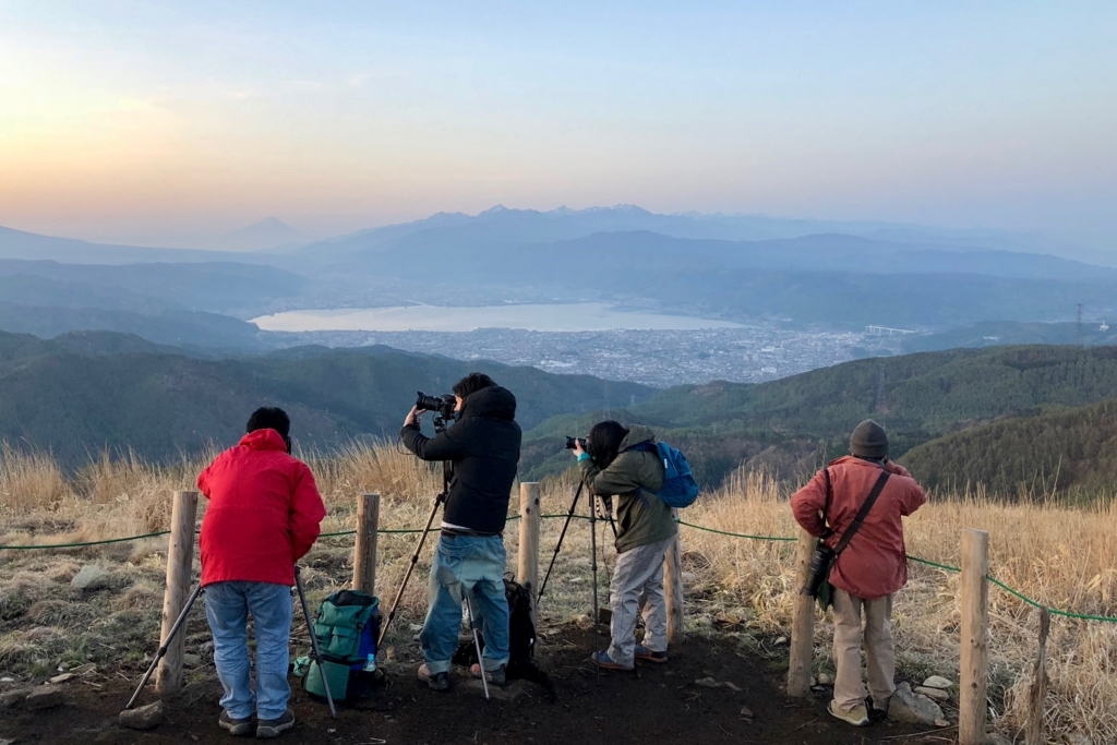 真夜中のドライブで高ボッチ山へ 朝焼けの諏訪湖と富士山の絶景を撮りに行く 酔人日月抄 真夜中のドライブで高ボッチ山へ 朝焼けの諏訪湖と富士山の絶景を撮りに行く 酔人日月抄